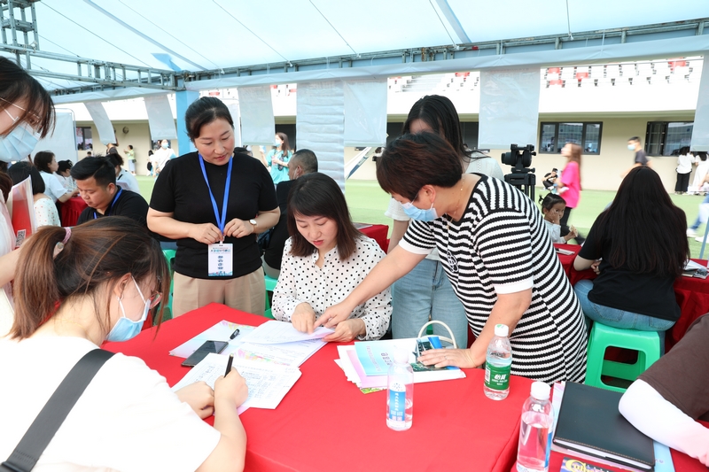 播州區赴西北大學開展招才引才活動。