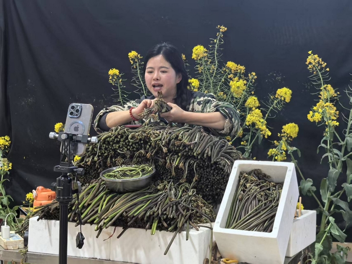 1、主播正在介紹產品.jpg