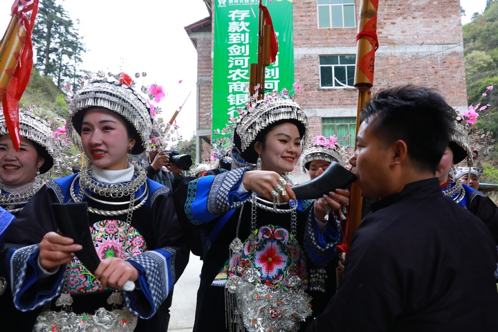 2當地群眾正在舉行攔門酒儀式。潘文攝 .JPG
