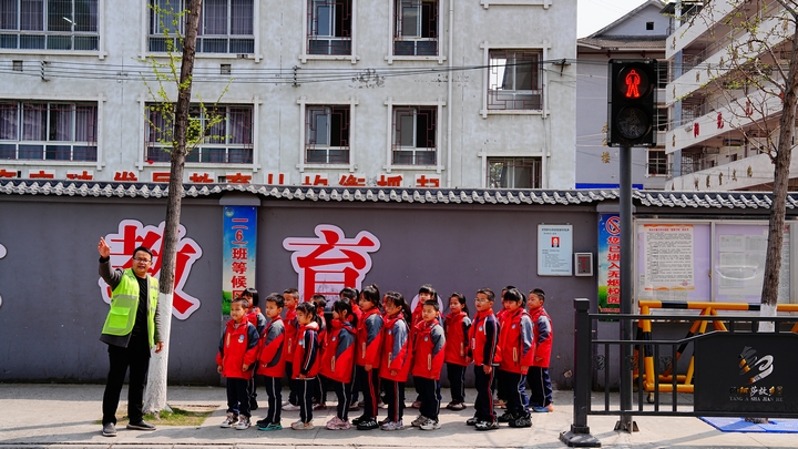 老師現(xiàn)場(chǎng)為學(xué)生講解怎么安全過(guò)馬路（羅崢銘 攝） (2).JPG