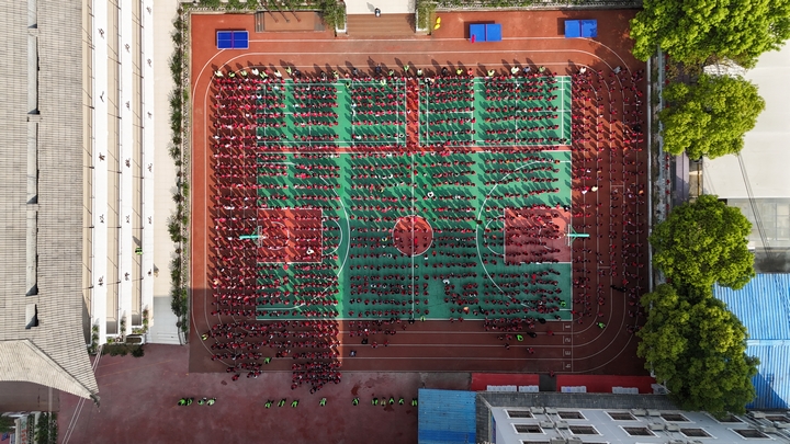 利用大課間開(kāi)展安全教育講座（羅崢銘 攝） (2).JPG