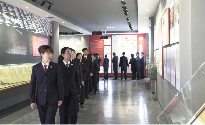 參觀紅軍烈士陵園陳列館.jpg