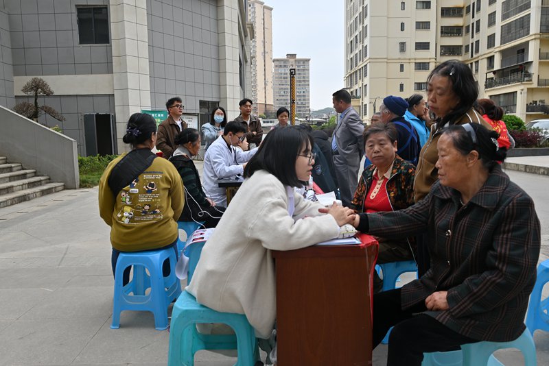 工作人員為居民進行脈診。