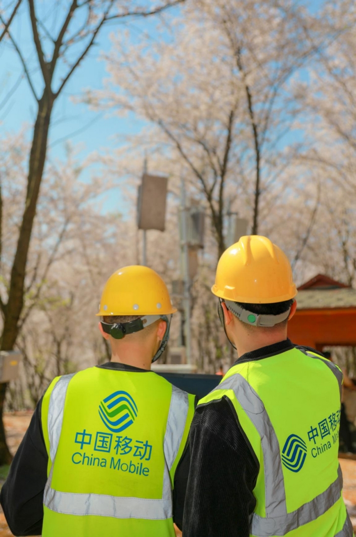 2 圖為移動公司工作人員對活動周邊區(qū)域的網(wǎng)絡(luò)進行優(yōu)化.jpg