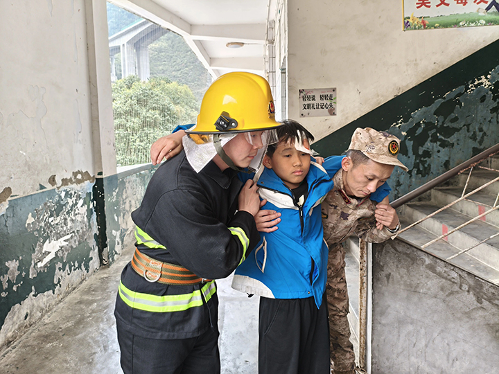 4 圖為開展地質(zhì)災(zāi)害應(yīng)急避險、防汛避險應(yīng)急、消防安全的綜合應(yīng)急演練現(xiàn)場。