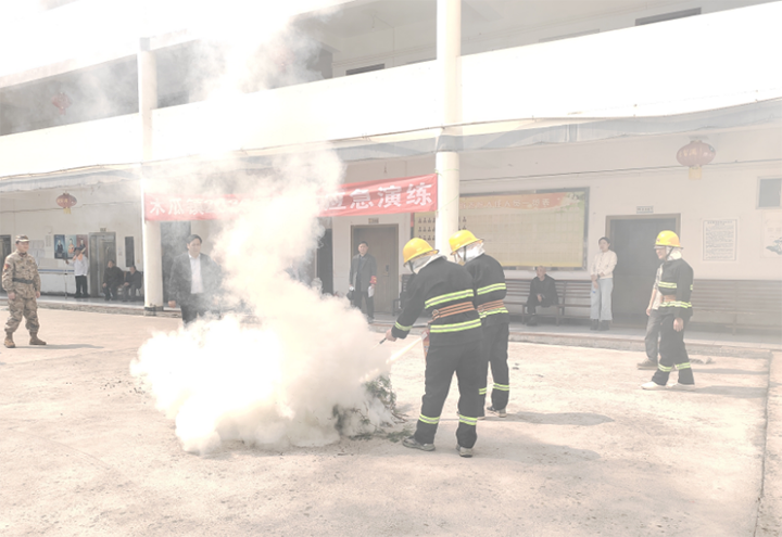 5 圖為開展地質(zhì)災(zāi)害應(yīng)急避險、防汛避險應(yīng)急、消防安全的綜合應(yīng)急演練現(xiàn)場。