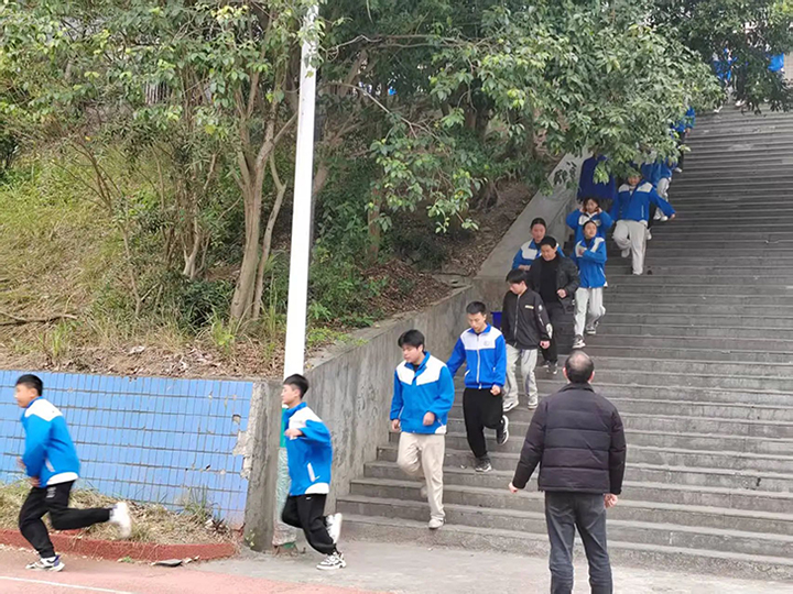 開展地質(zhì)災(zāi)害應(yīng)急避險、防汛避險應(yīng)急、消防安全的綜合應(yīng)急演練現(xiàn)場。