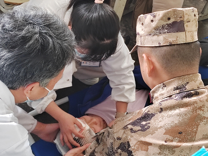 開展地質(zhì)災(zāi)害應(yīng)急避險、防汛避險應(yīng)急、消防安全的綜合應(yīng)急演練現(xiàn)場。