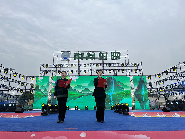 桐梓春季“村晚”迎春朗誦會現(xiàn)場。