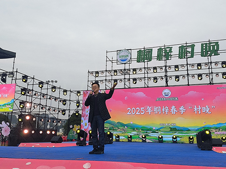 桐梓春季“村晚”迎春朗誦會現(xiàn)場。