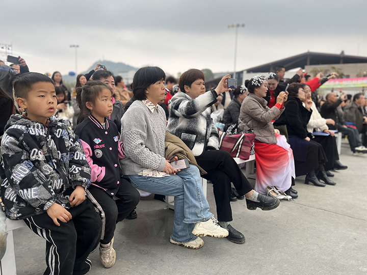 桐梓春季“村晚”迎春朗誦會現(xiàn)場。