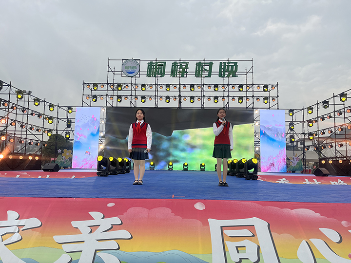 桐梓春季“村晚”迎春朗誦會現(xiàn)場。