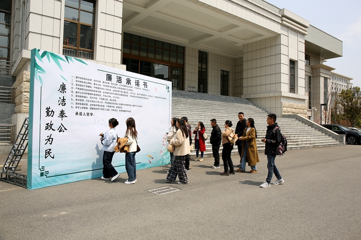 新進公務員進行廉政承諾。代勝強 攝.jpg