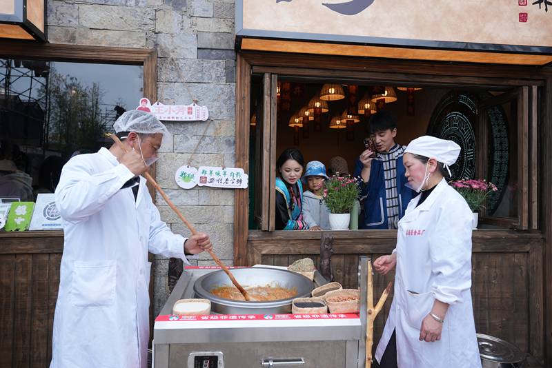 圖為現(xiàn)場制作鎮(zhèn)寧波波糖。