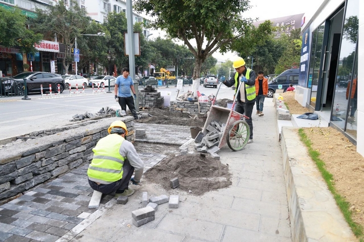 4 圖為迎賓大道改造工程施工現場.jpg