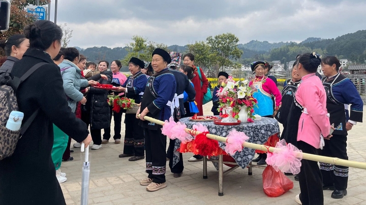 3 游客在百花湖鎮下麥城村體驗布依攔門酒.jpg