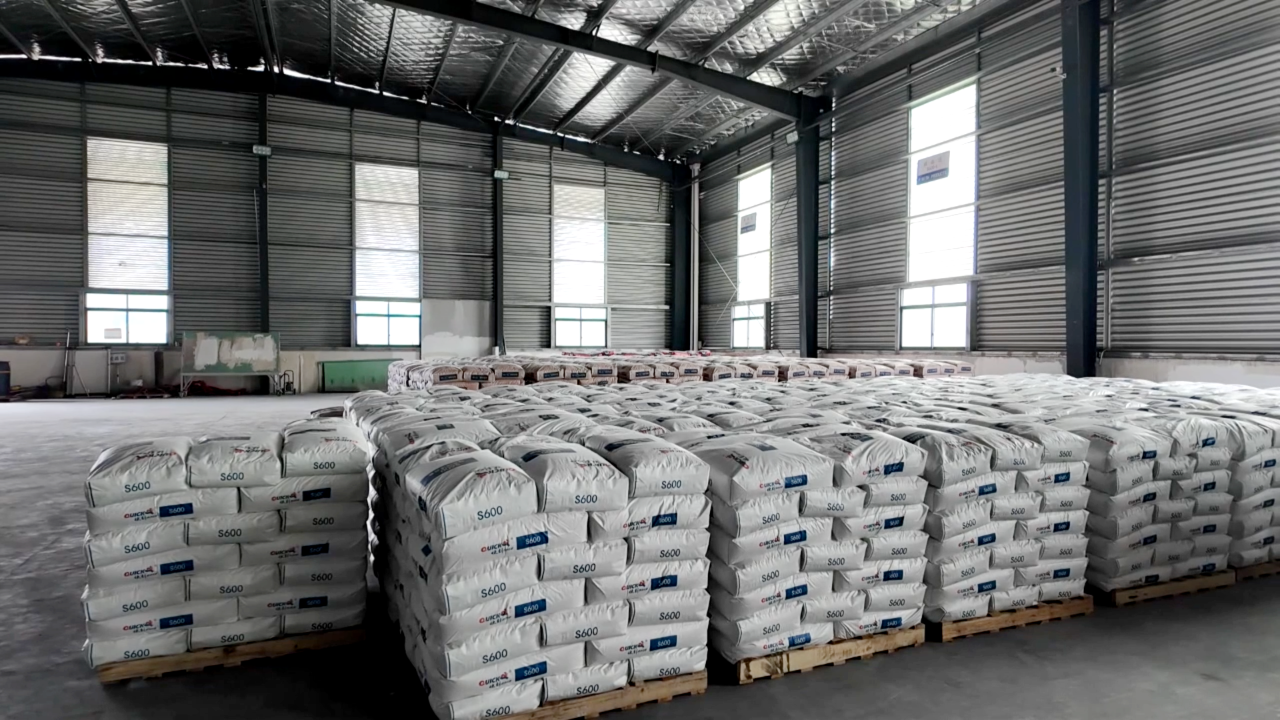 圖為堆放石膏的庫房。