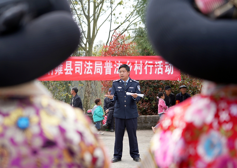 貴州省畢節市納雍縣新房彝族苗族鄉得勒科村文化廣場,縣司法局司法行政人員在作普法宣傳。 楊 英 攝