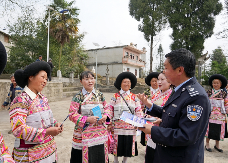 2025年4月8日,貴州省畢節市納雍縣新房彝族苗族鄉得勒科村文化廣場,縣司法局司法行政人員在給苗族同胞宣傳法律知識。 楊英 攝