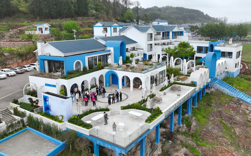 韓國客人在藍(lán)白小寨參觀考察。