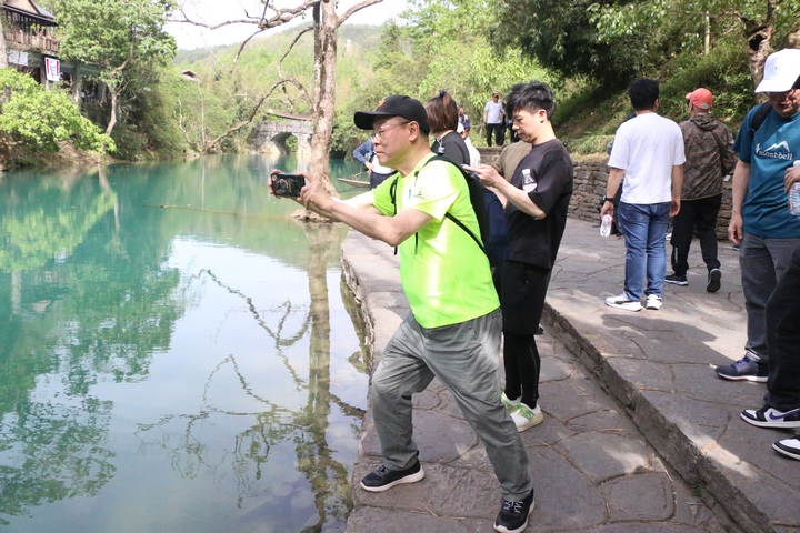 3 圖為媒體采風(fēng)團漫步景區(qū).JPG