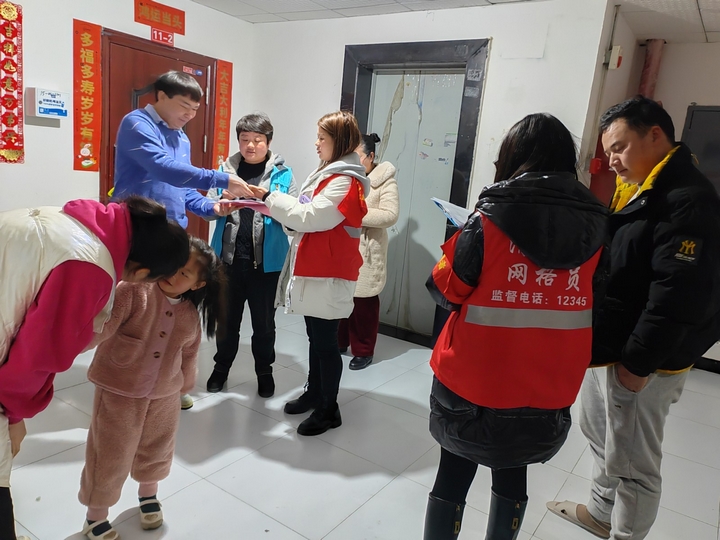 網(wǎng)格員入戶走訪宣傳.jpg