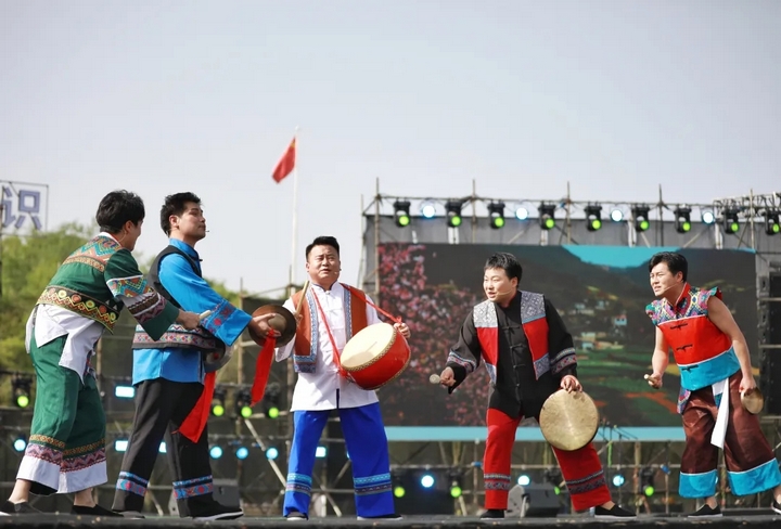 2、“2025民族大聯(lián)歡?春游”現(xiàn)場歌舞表演不斷 。