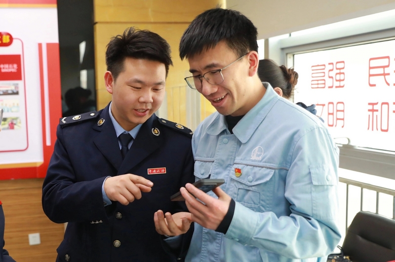 稅務干部輔導企業職工登錄個稅APP進行個稅匯算清繳（胡珊攝