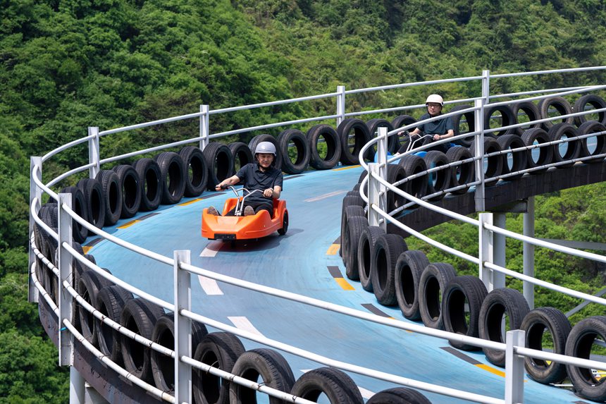 景區(qū)內(nèi)，游客體驗滑板車。王平亮攝