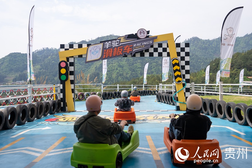 景區內，游客體驗滑板車。人民網記者 涂敏攝