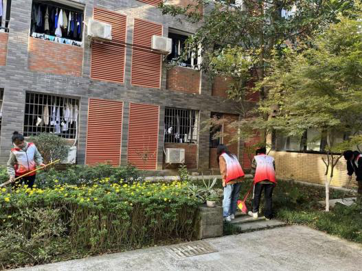 學生在“一站式”社區開展志愿勞動活動。