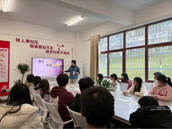 省級優秀學生干部在“一站式”社區分享經驗。