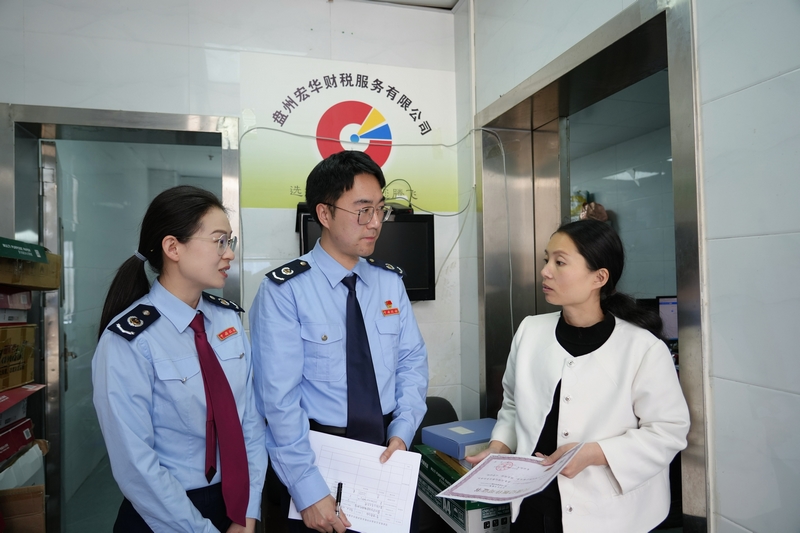 稅務干部向涉稅專業(yè)服務機構宣講法律責任與合規(guī)要點。李琪攝