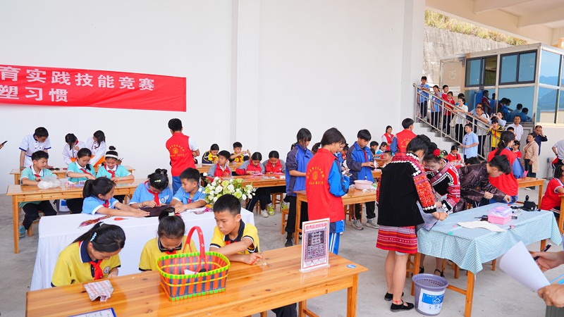 工藝品制作比賽現場。