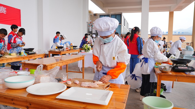 小選手們正在制作菜品。