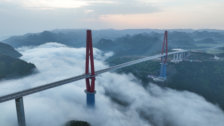 1 龍里河大橋與云霧融為一體，美輪美奐，蔚為壯觀(潘希來攝).JPG
