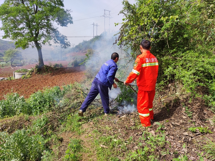 馮再華勸阻村民燒灰積肥。王蕓 攝.jpg