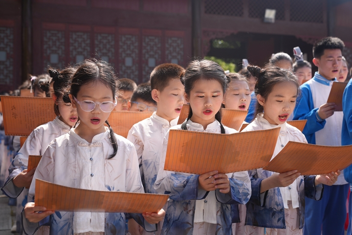 學生誦讀儒家經典《大學》篇章。陳敏攝.jpg
