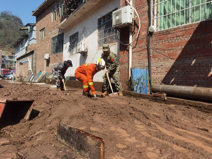 消防員正在疏通受阻道路 .jpg