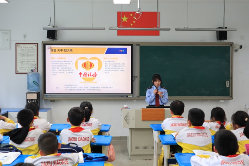 圖為稅務干部開展稅法宣講。