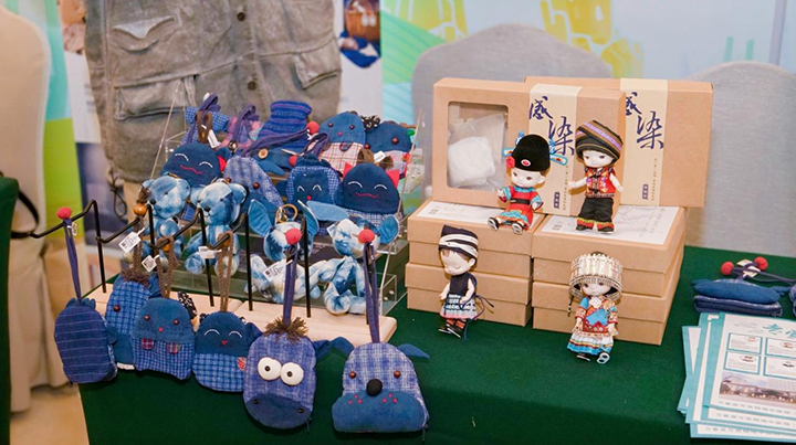 8“黃小西”民族娃娃文創產品。