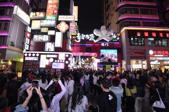貴陽市南明區青云路步行街游人如織。圖片由南明區提供.jpg