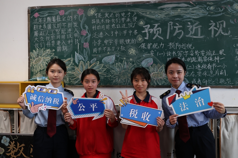 近日，國家稅務總局金沙縣稅務局在稅收宣傳月期間，以世界讀書日與誠信納稅為主題，與金沙縣第三中學聯合開設主題課堂。朱泫粼攝