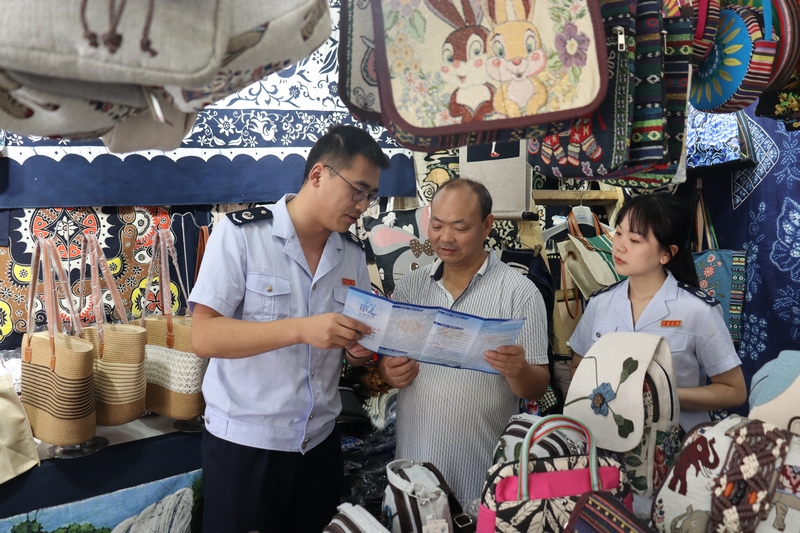 安順市鎮(zhèn)寧縣稅務(wù)局干部走進(jìn)景區(qū)紀(jì)念品店為納稅人介紹最新稅費(fèi)優(yōu)惠政策。舒開(kāi)培攝