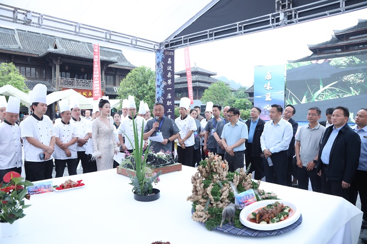 圖為評委點評菜系。