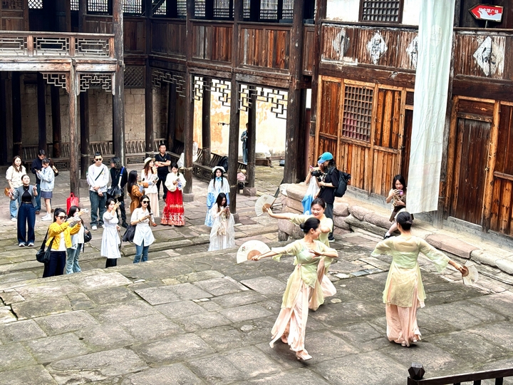 2、小劇場內,古典舞姿輕盈優美,達人們舉起拍攝設備定格瞬間,或跟隨音樂節奏翩翩起舞。(刁苓沙 攝).jpg