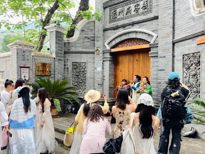 4、達人們偶遇樂器演奏組,進行拍照打卡(任奕欣 攝).jpg