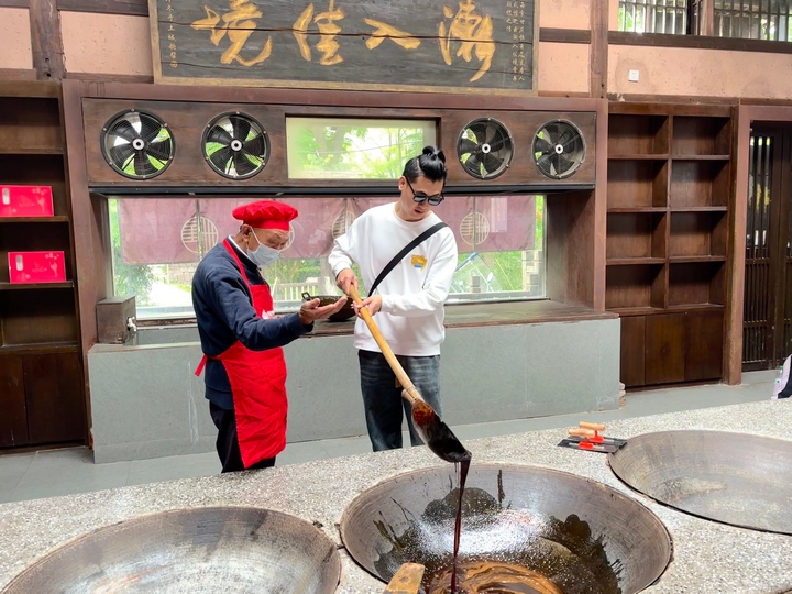 7、達人們紛紛加入古法熬糖技藝的體驗學習(任奕欣 攝).jpg