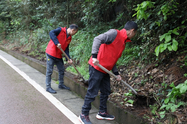 志愿者清理路邊垃圾(周遠 攝).jpg
