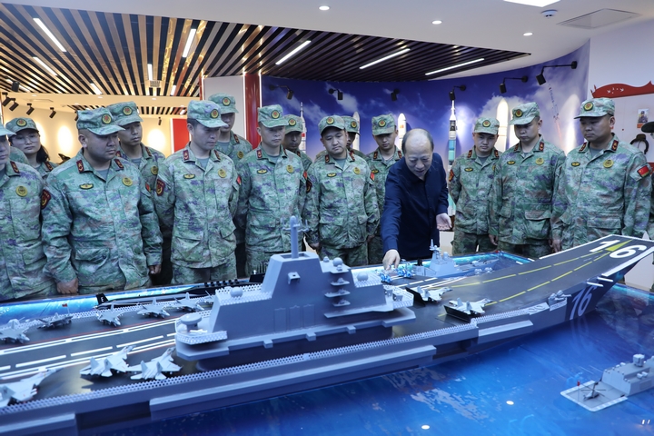 參觀國防教育展館。